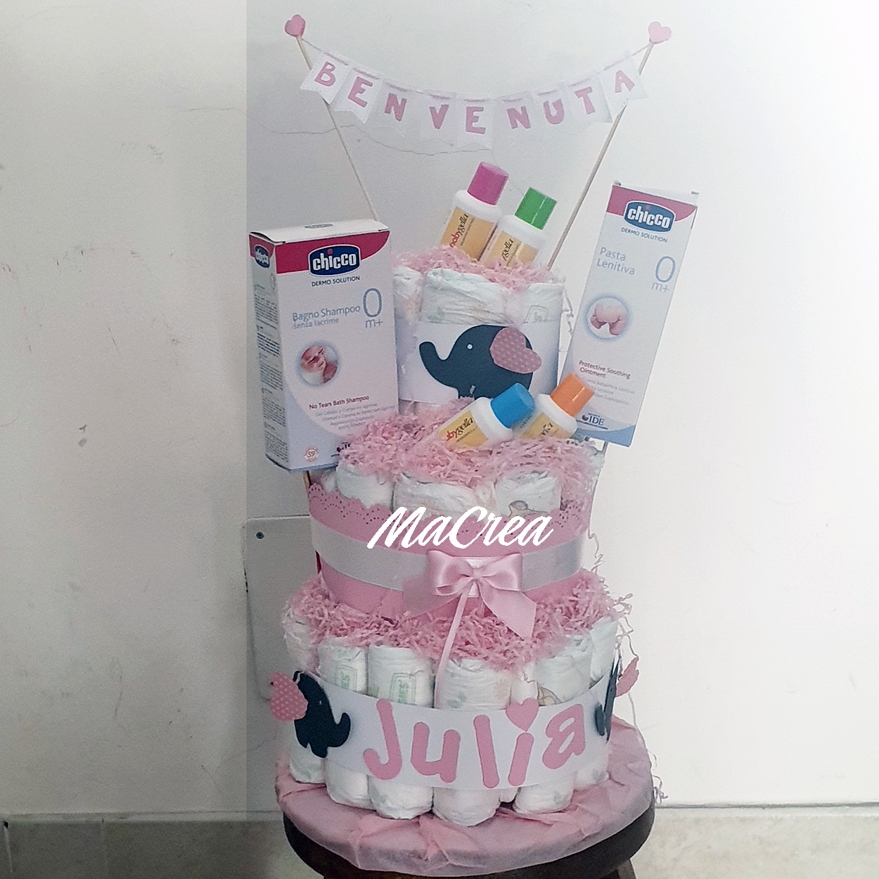 Torta Baby Girl: tre piani di pannolini Huggies Unistar Misura 3.