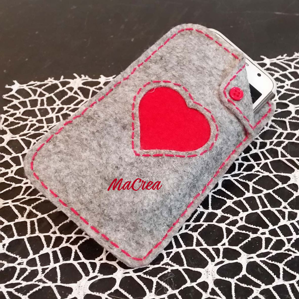Portacellulare in feltro grigio con cuore realizzato by MaCrea